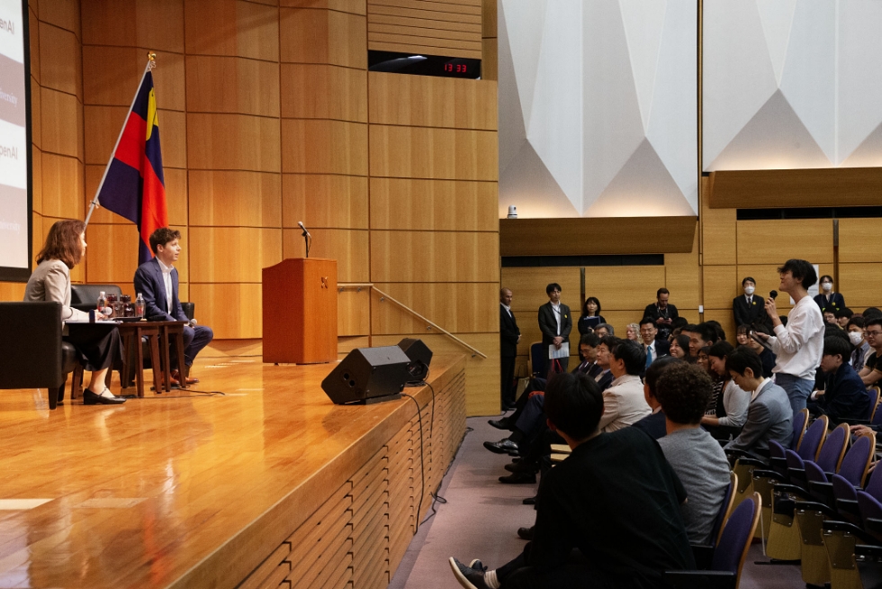 サム・アルトマン氏と学生が交流している様子